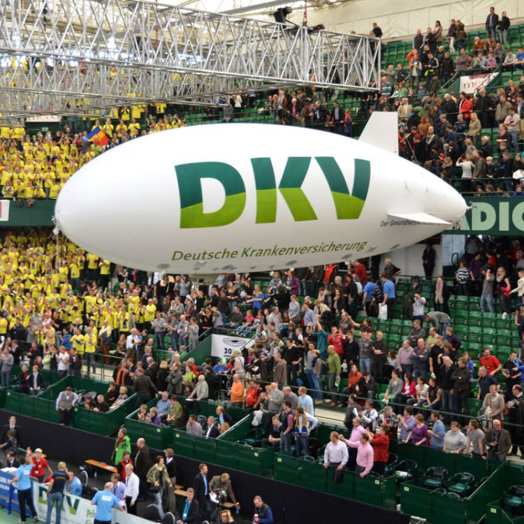 DKV-Werbezeppelin in der OWL-Arena