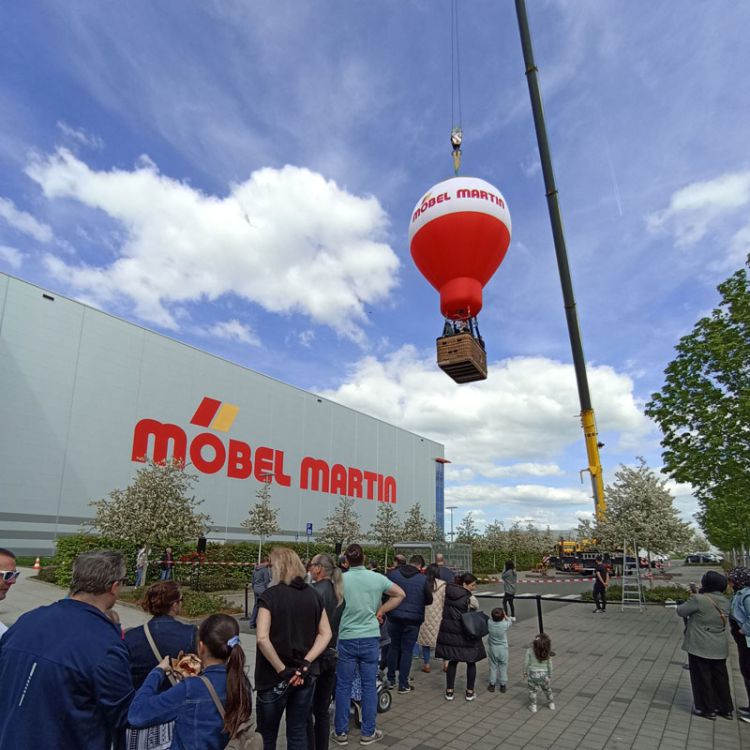 Ballon am Kran bei Möbel Martin