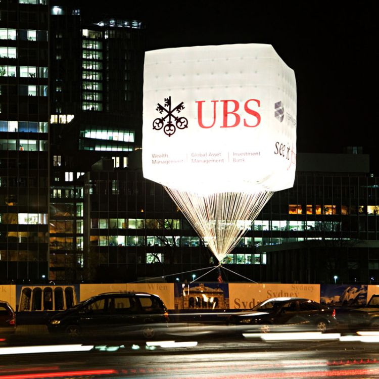 UBS-Werbeballon SkyCube 500 in Frankfurt
